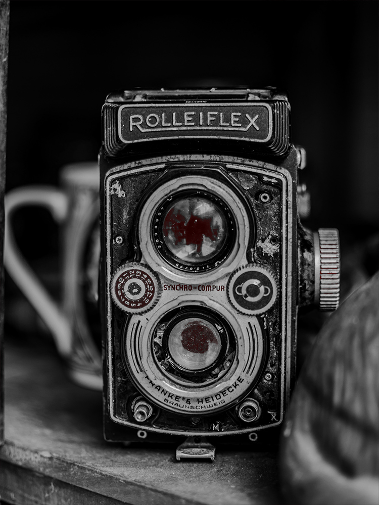 stary czarny aparat rolleiflex